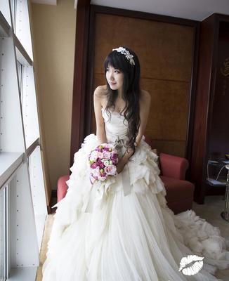 结婚前,我预定了一件十万元的婚纱,婆婆知道后勃然大怒,要我滚!